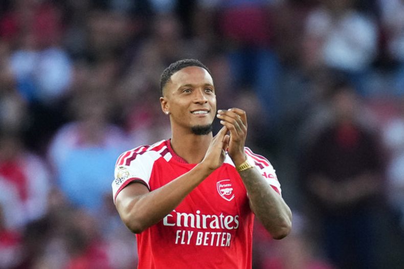 Ezri Konsa, flamante fichaje de Arsenal, es presentado previo al partido contra Coventry City en la Liga Premier, el viernes 21 de agosto de 2026, en Londres. (AP Foto/Kirsty Wigglesworth)