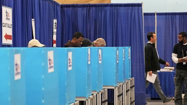 Electorado emite sufragios en un centro de votación en Chicago, el 24 de octubre de 2024. (AP Foto/Nam Y. Huh)