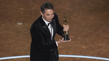 Sean Baker recibe el premio a mejor guion original por Anora en los Oscar el domingo 2 de marzo de 2025 en el Teatro Dolby de Los Ángeles.(Foto AP/Chris Pizzello)