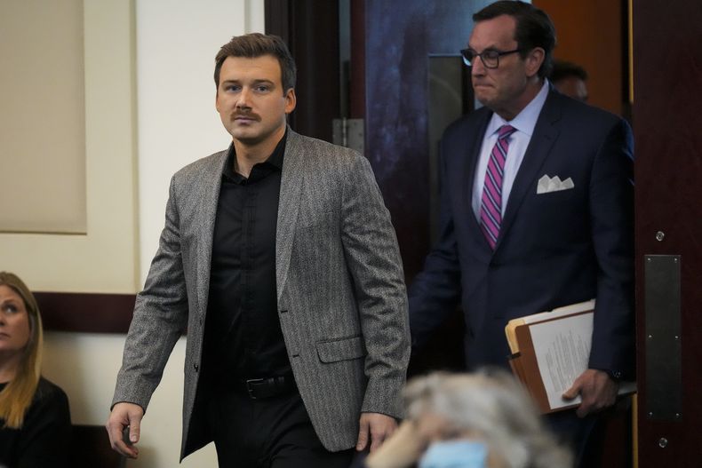 Morgan Wallen, a la izquierda, llega a un tribunal penal donde será sentenciado por imprudencia temeraria el jueves 12 de diciembre de 2024 en Nashville, Tennessee. (Foto AP/George Walker IV)