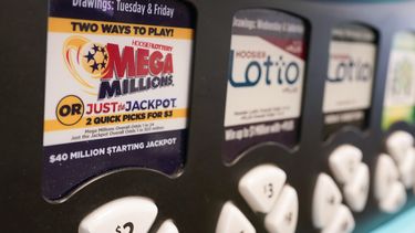 Una máquina con el logo de Mega Millions en Indianápolis el 3 de agosto del 2023. (AP Photo/Darron Cummings)