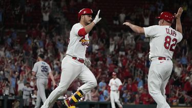 Nolan Arenado, de los Cardenales de San Luis, recibe la felicitación del coach de primera Stubby Clapp, luego de batear el jonrón de la victoria ante los Marlins de Miami, el martes 18 de julio de 2023 (AP Foto/Jeff Roberson)