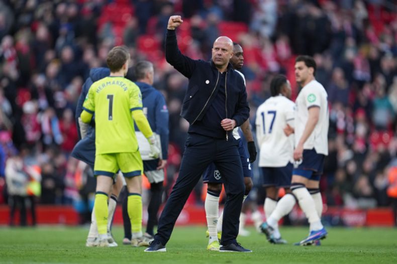 El técnico de Liverpool Arne Slot tras el partido contra West Ham en la Liga Premier, el sábado 28 de febrero de 2026, en Liverpool. (AP Foto/Jon Super)