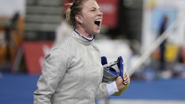 ARCHIVO - La ucraniana Olga Kharlan festeja luego de vencer a la francesa Cyrielle Rioux en el gran premio de esgrima en Seúl, el 29 de abril de 2023 (AP Foto/Lee Jin-man, archivo)