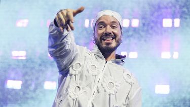 ARCHIVO - J Balvin actúa en la celebración del 40 aniversario de G-SHOCK Shock The World en el Manhattan Center, el 9 de noviembre de 2023, en Nueva York. Balvin dijo a The Associated Press que Amigos, su más reciente sencillo, es un regreso a sus raíces de reggaetón. (Foto CJ Rivera/Invision/AP, archivo)