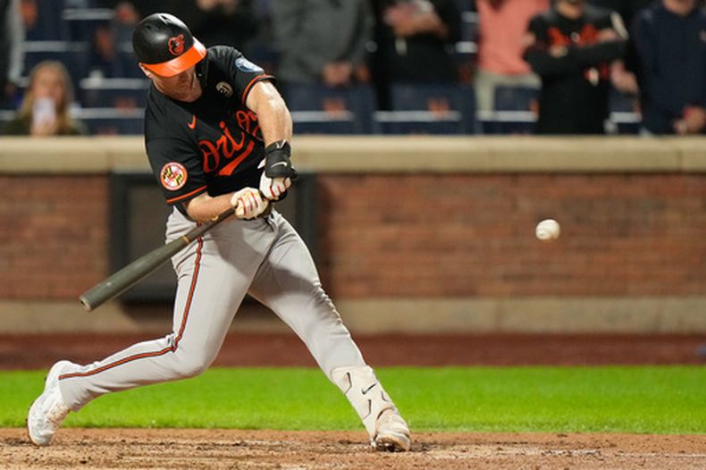 Pete Alonso, de los Orioles de Baltimore, conecta un jonrón solitario durante la novena entrada de un partido de béisbol contra los Mets de Nueva York, el martes 15 de septiembre de 2026, en Nueva York. (Foto AP/Seth Wenig)