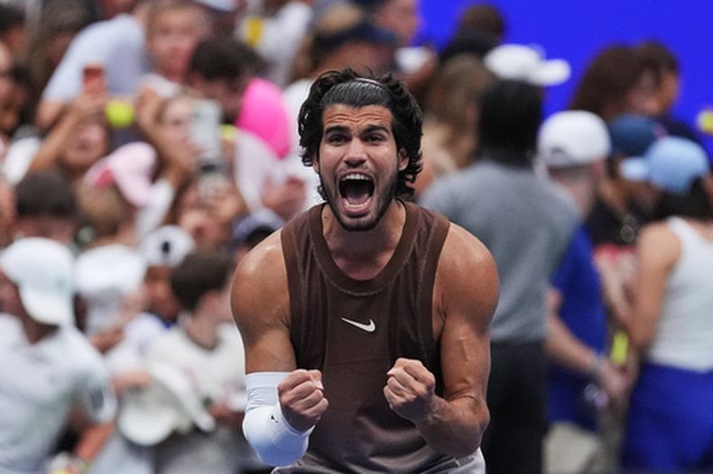 Carlos Alcaraz celebra tras vencer a Roman Safiullin en la primera ronda del US Open, el lunes 31 de agosto de 2026, en Nueva York. (AP Foto/Sydney Schaefer)
