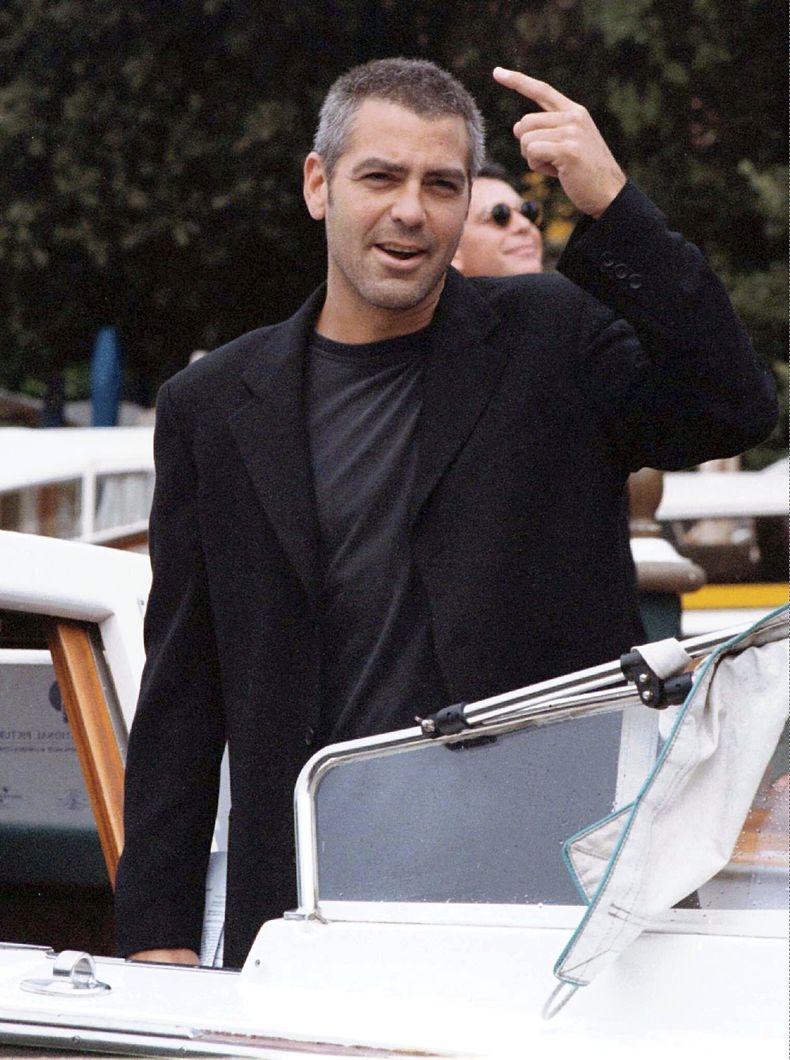 ARCHIVO - George Clooney llega al Lido para el Festival de Cine de Venecia en Venecia, Italia, el 8 de septiembre de 1998, para promover la película de Steven Soderbergh Out Of Sight. (Foto AP/Francesco Proietti, archivo)