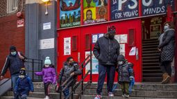ARCHIVO – Varios niños y sus tutores salen de la escuela P.S. 64 en el vecindario de East Village, en Manhattan, el martes 21 de diciembre de 2021, en Nueva York. (AP Foto/Brittainy Newman, Archivo)