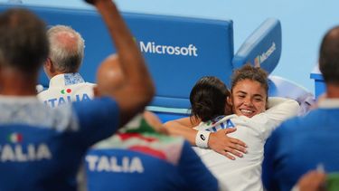 La italiana Jasmine Paolini se abraza con una compañera de equipo tras la victoria ante China en el partido de dobles por los cuartos de final de la Copa Billie Jean King, el viernes 25 de septiembre de 2026, en Shenzen, China. (AP Foto/Andy Wong)
