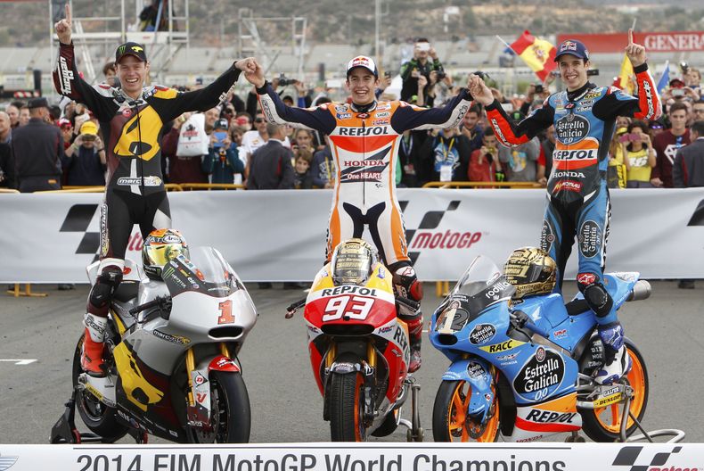 Los tres campeones mundiales de motociclismo posan al t&eacute;rmino del Gran Premio de Valencia, la &uacute;ltima carrera de la temporada, el 9 de noviemb re del 2014. De izq. a der. el espa&ntilde;ol Esteve Rabat de Moto 2, el espa&ntilde;ol Marc M&aacu