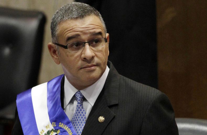 ARCHIVO - En esta foto de archivo del 1 de junio de 2012, el presidente de El Salvador, Mauricio Funes, acude a la Asamblea Nacional antes de su intervención para conmemorar su tercer aniversario en el cargo en San Salvador, El Salvador. Un tribunal condenó el lunes 29 de mayo de 2023 a 14 años de prisión al expresidente Funes por negociar con las pandillas. (AP Foto/Luis Romero, Archivo)