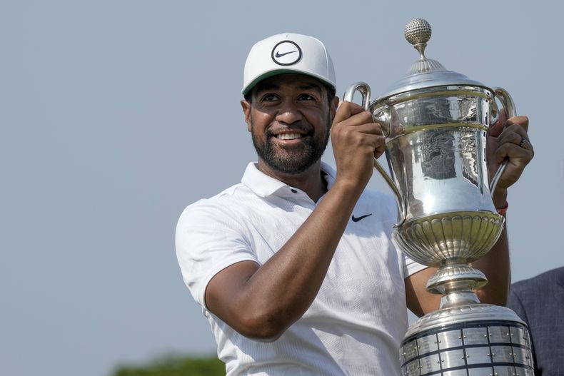 Tony Finau, de Estados Unidos, sostiene el trofeo que lo acredita como campeón después de su victoria en la última ronda del torneo de golf México Open, en Puerto Vallarta, México, el domingo 30 de abril de 2023. (AP Foto/Moisés Castillo)