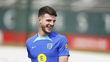 En foto del 18 de junio del 2023, el inglés Declan Rice en una sesión de práctica en el Trafford Training Center con la selección inglesa antes de enfrentar a Macedonia del Norte en el Grupo C de la eliminatoria a la Euro. El sábado 14 de julio del 2023, Rice firma con el Arsenal tras estar nueve años con el West Ham. (Martin Rickett/PA via AP)