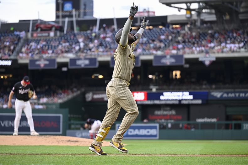 Jurickson Profar, de los Padres de San Diego, recorre las bases luego de batear un jonrón de dos carreras en el juego del miércoles 24 de julio de 2024, ante los Nacionales de Washington (AP Foto/John McDonnell)