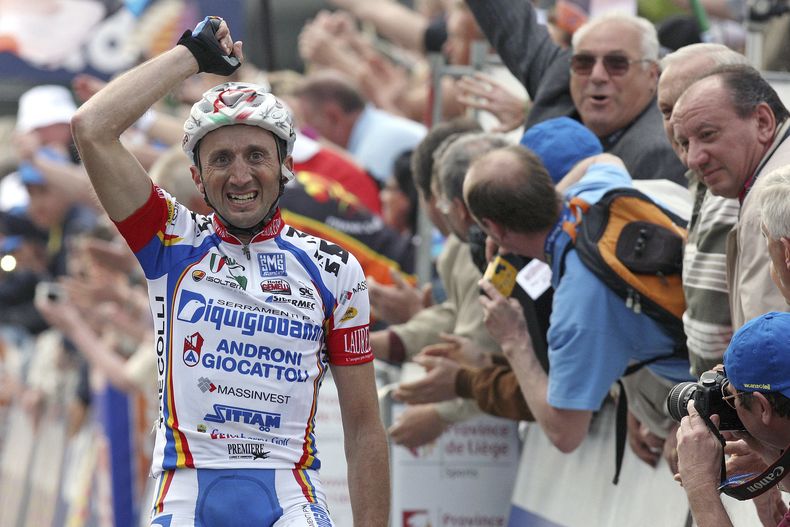 ARCHIVO - El italiano Davide Rebellin celebra tras ganar la clásica Valona Flecha en Huy, Bélgica, el 22 de abril de 2009. (AP Foto/Geert Vanden Wijngaert)