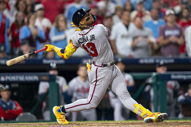 Ronald Acuña Jr., de los Bravos de Atlanta, batea durante el cuarto juego de la serie divisional de la Liga Nacional contra los Filis de Filadelfia, el jueves 12 de octubre de 2023, en Filadelfia. (AP Foto/Chris Szagola, Archivo)