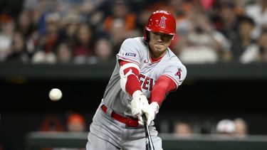 Shohei Ohtani de los Angelinos de Los Ángeles batea un sencillo en la novena entrada del juego ante los Orioles de Baltimore el lunes 15 de mayo del 2023. (AP Foto/Nick Wass)