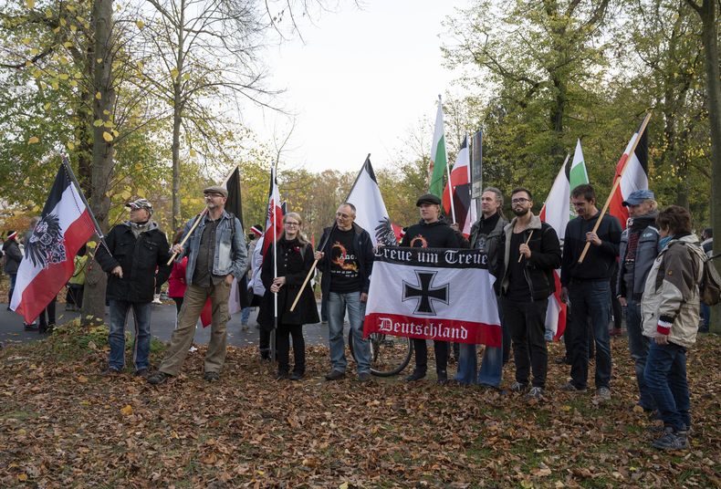 ARCHIVO - Participantes en una manifestación de ciudadanos del Reich llevan banderas negras y blancas en Postdam, Alemania, el 14 de noviembre de 2020. (Christophe Gateau/dpa via AP, Archivo)