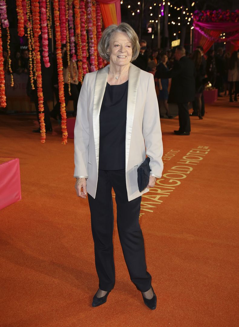ARCHIVO - La actriz Maggie Smith en el estreno mundial de The Second Best Exotic Marigold Hotel en un cine del centro de Londres en Leicester Square, el 17 de febrero de 2015. Smith, que ganó un Oscar por The Prime of Miss Jean Brodie en 1969 además de destacar en los filmes de Harry Potter y la serie Downton Abbey ha fallecido a los 89 años. (Por Joel Ryan/Invision/AP, archivo)