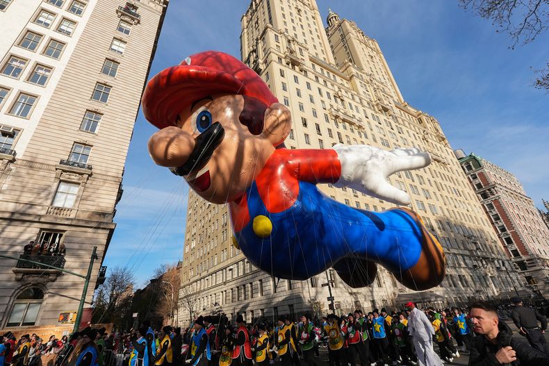 El globo de Mario flota por Central Park West durante el Desfile del Día de Acción de Gracias de Macys, el jueves 27 de noviembre de 2025, en Nueva York. (Foto AP/Frank Franklin II)