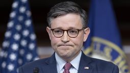 El presidente de la Cámara de Representantes, Mike Johnson, habla con reporteros previo al debate y votación de un paquete de ayuda para Israel, el jueves 2 de noviembre de 2023, en el Capitolio, en Washington. (AP Foto/J. Scott Applewhite)