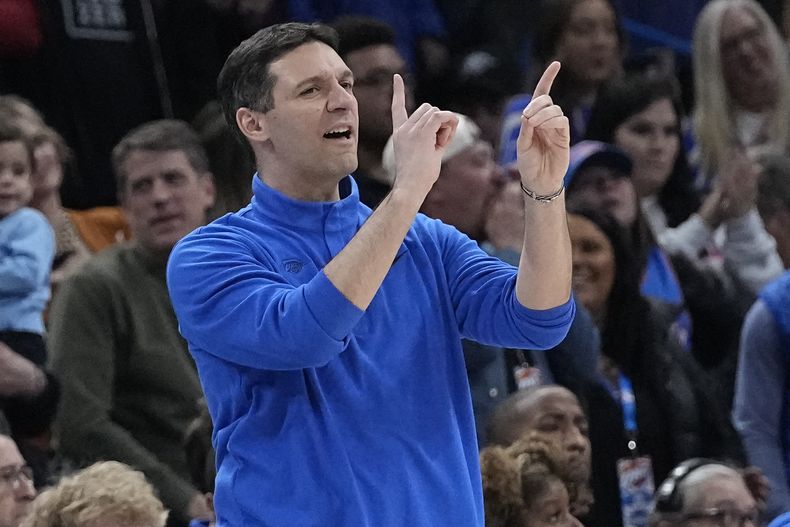 ARCHIVO - Foto del 28 de marzo del 2023, el entrenador del Thunder de Oklahoma City Mark Daigneault hace un gesto en el encuentro ante los Hornets de Charlotte. El miércoles 19 de julio del 2023, Thunder firma una extensión de contrato con Daigneault. (AP Foto/Sue Ogrocki, Archivo)