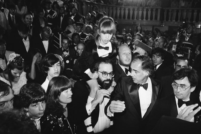ARCHIVO - El director estadounidense Francis Ford Coppola, en el centro, lleva a su hija Sofía, de 8 años, entre la multitud después de la presentación formal de la película estadounidense Apocalypse Now, en el Festival de Cine de Cannes en Francia, el 19 de mayo de 1979. Su hijo Gian Carlo, 15 años y su esposa Ellie están de pie. Coppola regresa a Cannes con su más reciente película Megalopolis. (Foto AP/Jean-Jacques Levy, archivo)
