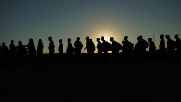 Migrantes que cruzaron el río Bravo e ingresaron a Estados Unidos desde México se forman para ser procesados por la Oficina de Aduanas y Protección Fronteriza de Estados Unidos, el 23 de septiembre de 2023, en Eagle Pass, Texas. (AP Foto/Eric Gay, Archivo)