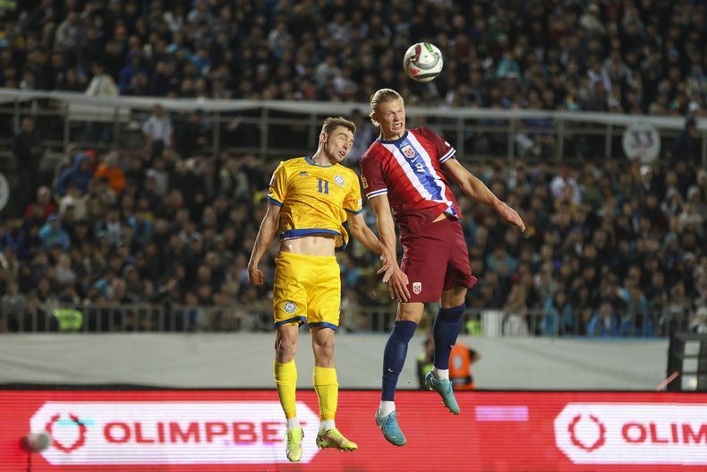 Yan Vorogovskiy de Kazajistán salta para cabecear el balón junto a Erling Haaland de Noruega en el encuentro de la Liga de Naciones el viernes 6 de septiembre del 2024. (AP Foto/Alikhan Sariyev)