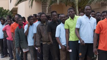 americateve | Migrantes sub-saharianos se forman junto a una estaci&oacute;n de polic&iacute;a despu&eacute;s de saltar la cerca que separa Marruecos del enclave espa&ntilde;ol de Melilla, el lunes 17 de febrero de 2014. (Foto AP/ Jes&uacute;s Blasco de Avellaneda)