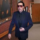 El músico Marilyn Manson, cuyo nombre verdadero es Brian Hugh Warner, se retira de la Corte Superior de Belknap el lunes 18 de septiembre de 2023, en Laconia, Nueva Hampshire. Marilyn Manson fue sentenciado a 20 horas de servicio comunitario y una multa el lunes por sonarse la nariz sobre una camarógrafa en un concierto de 2019 en Nueva Hampshire. (Foto AP/Charles Krupa)