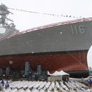 Nieve cae sobre el USS Thomas Hudner, un destructor de la Armada estadounidense que lleva el nombre de un veterano de la Guerra de Corea, durante la ceremonia de su bautizo, el 1 de abril de 2017, en Bath, Maine. (AP Foto/Mary Schwalm, Archivo)