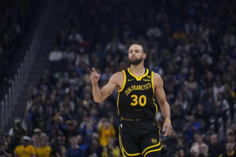 El base de los Warriors de Golden State Stephen Curry reacciona tras anotar un triple en el encuentro ante los Grizzlies de Memphis el miércoles 20 de marzo del 2024. (AP Foto/Godofredo A. Vásquez)