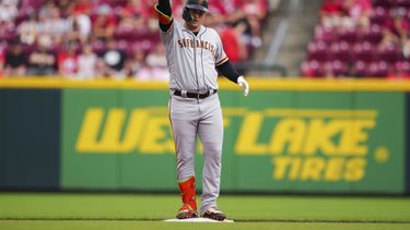Joc Pederson, de los Gigantes de San Francisco, festeja luego de batear un doble productor ante los Rojos de Cincinnati, el martes 18 de julio de 2023 (AP Foto/Aaron Doster)