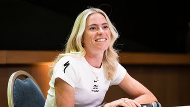 La holandesa Demi Vollering, del equipo FDJ United-Suez, sonríe durante una rueda de prensa en el marco de la quinta edición del Tour de Francia Femenino (Tour de France Femmes) en Lausana, Suiza, el viernes 31 de julio de 2026. (KEYSTONE/Jean-Christophe Bott)
