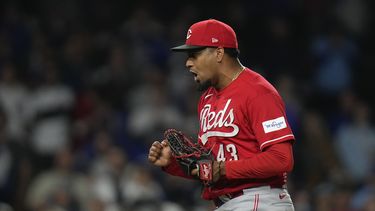 El puertorriqueño Alexis Díaz, relevista de los Rojos de Cincinnati, luego de poner fin al juego ante los Cachorros de Chicago, el sábado 27 de 2023 (AP Foto/Erin Hooley)