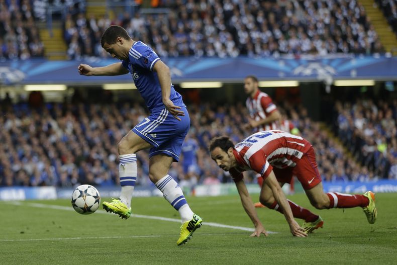 Eden Hazard deja en el camino a Juanfran durante el partido que Atl&eacute;tico de Madrid le gan&oacute; 3-1 a Chelsea en las semifinales de la Liga de Campeones el 30 de abril del 2014 en Londres. Hazard, no obstante, no baj&oacute; a marcar a Juanfran e