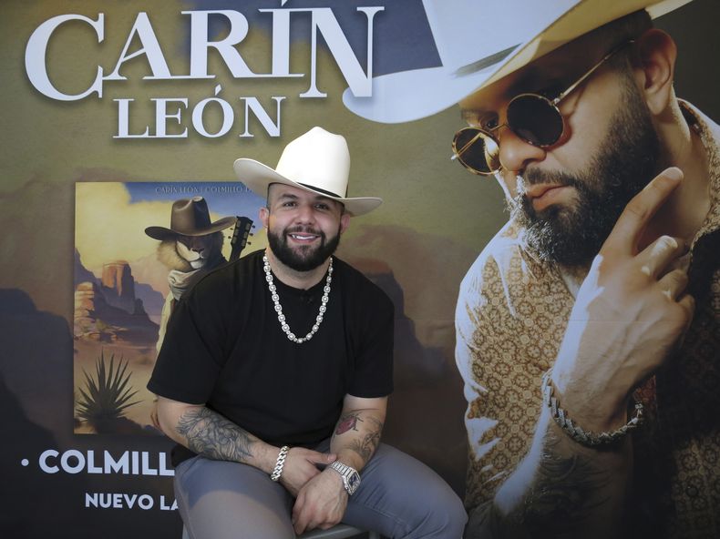 El cantante de música regional mexicana Carin León posa para un retrato durante una entrevista en la Ciudad de México el miércoles 17 de mayo de 2023. (Foto AP/Berenice Bautista)