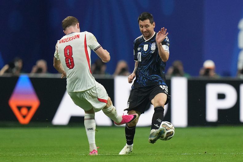 Lionel Messi (10), de Argentina, y Elliot Anderson (8), de Inglaterra, luchan por el balón durante el partido de semifinales de la Copa Mundial de fútbol entre Inglaterra y Argentina en Atlanta, el miércoles 15 de julio de 2026. (Foto AP/Stephanie Scarbrough)