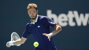 Medvedev supera sin complicaciones a Murray en Miami