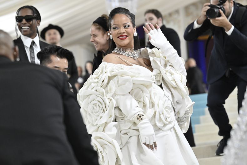 ARCHIVO - Rihanna en la gala del Instituto del Vestido del Museo Metropolitano de Arte para celebrar la inauguraicón de la muestra Karl Lagerfeld: A Line of Beauty el 1 de mayo de 2023, en Nueva York. (Foto Evan Agostini/Invision/AP, archivo.)