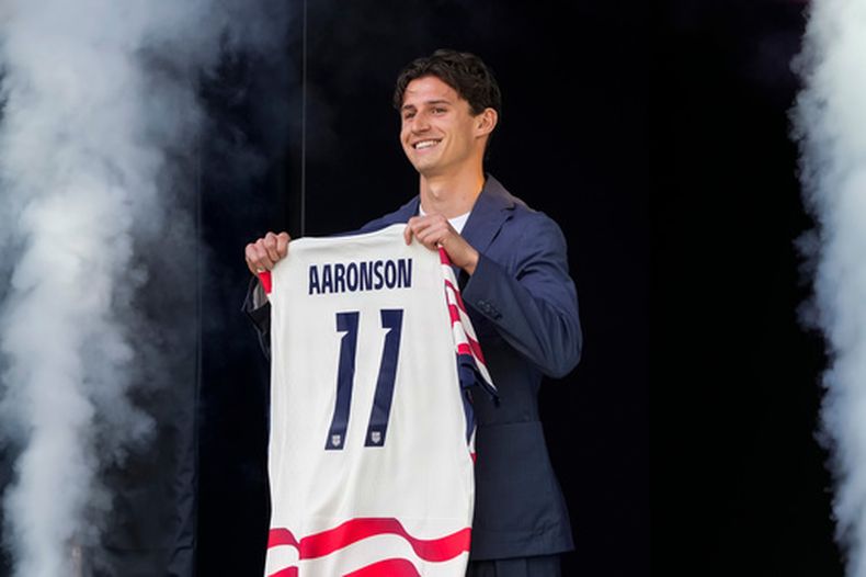 El mediocampista de Estados Unidos Brenden Aaronson presentado durante el anuncio del plantel que participará en la próxima Copa Mundial el martes 26 de mayo del 2026. (AP Foto/Eduardo Munoz Alvarez)