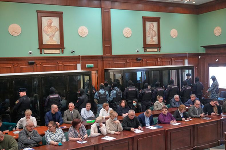 Hombres acusados de implicación en un ataque en la sala de conciertos Crocus City Hall en marzo de 2024 escuchan e veredicto en una celda de cristal en la Corte Militar del Segundo Distrito Occidental en Moscú, Rusia, el jueves 12 de marzo de 2026. (AP Foto/Pavel Bednyakov)