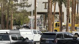 La policía bloquea el área donde un vehículo se incendió y estalló fuera del vestíbulo del hotel del presidente electo, Donald Trump, el miércoles 1 de enero de 2025. (AP Foto/Ty ONeil)