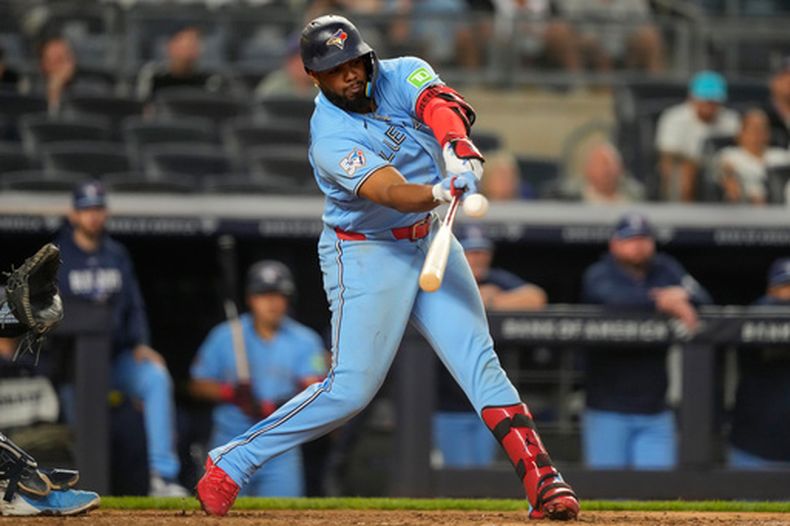 El dominicano Vladimir Guerrero Jr., de los Azulejos de Toronto, pega un elevado de sacrificio durante el duelo del miércoles 20 de mayo de 2026, ante los Yankees de Nueva York (AP Foto/Yuki Iwamura)
