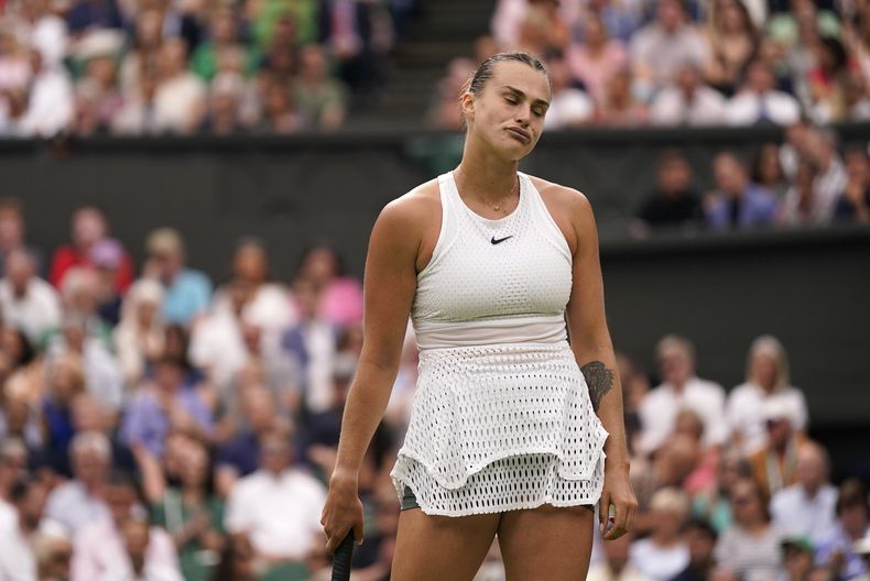Aryna Sabalenka reacciona durante el partido ante Ons Jabeur en las semifinales del torneo de Wimbledon, el jueves 13 de julio de 2023, en Londres. (AP Foto/Alberto Pezzali)