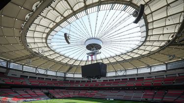 ARCHIVO - Personal del estadio BC Place prepara el césped temporal para un partido de fútbol el viernes 26 de julio de 2024 (Darryl Dyck/The Canadian Press via AP, archivo)