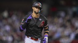 ARCHIVO- Lourdes Gurriel Jr., de los Diamondbacks de Arizona, celebra después de batear un jonrón de tres carreras en contra de los Rangers de Texas en la octava entrada del cuarto juego de la Serie Mundial, el 31 de octubre de 2023, en Phoenix. (AP Foto/Godofredo A. Vásquez, Archivo)