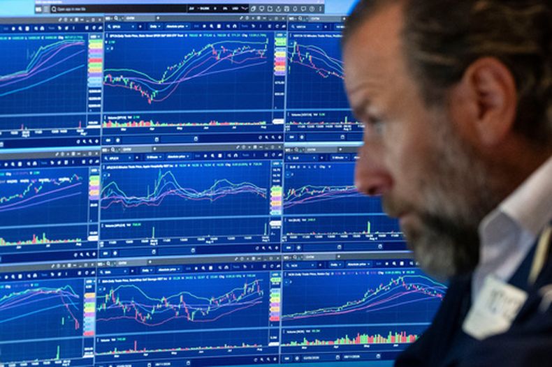 El especialista Michael Pistillo trabaja en el piso de remates de la Bolsa de Valores de Nueva York, el miércoles 5 de agosto de 2026, en Nueva York. (AP Foto/Yuki Iwamura)